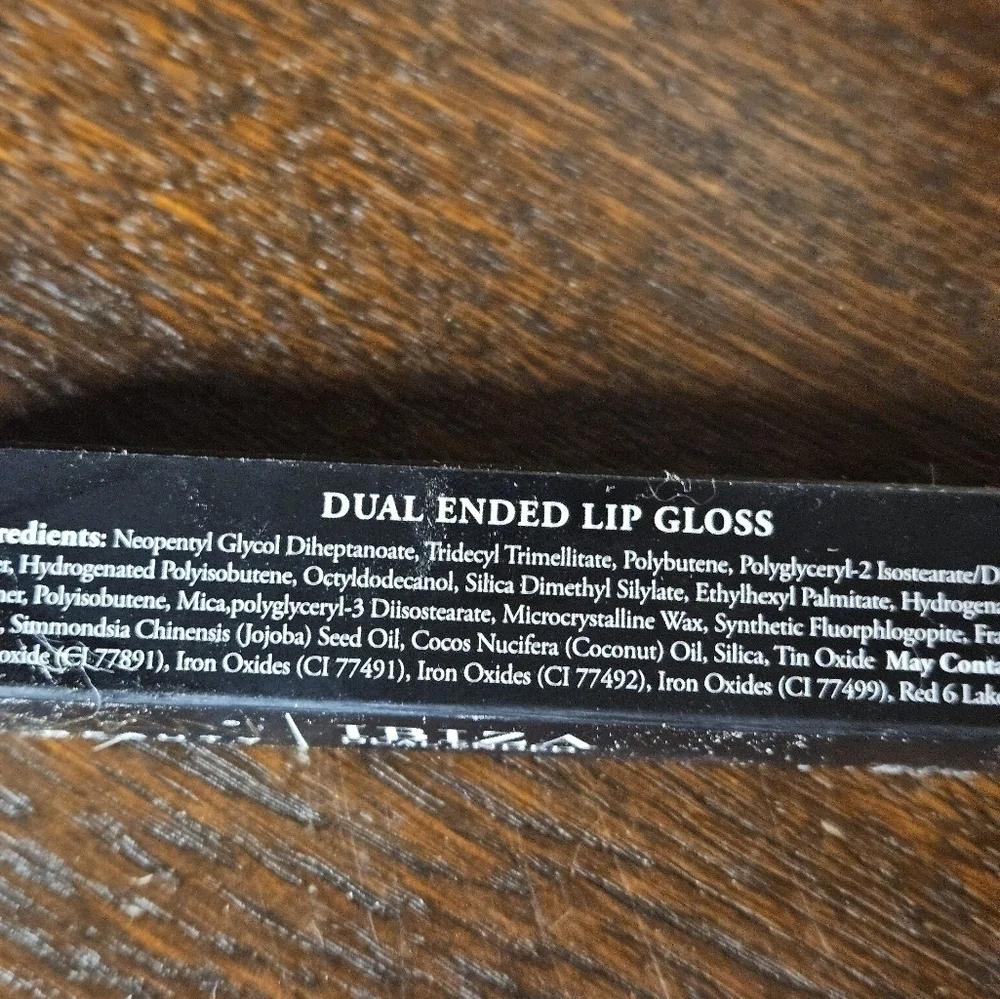 Eleman Beauty duel Ended liquid lipstick and gloss.